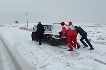امدادرسانی به خودروهای گرفتار برف در استان مرکزی