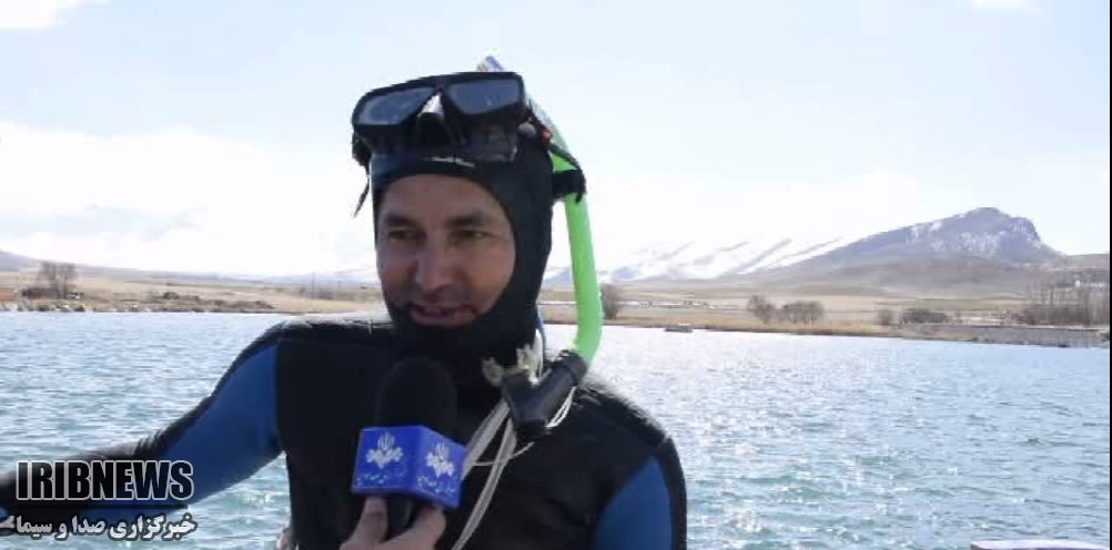 رقابت شنای مردان یخی در قروه