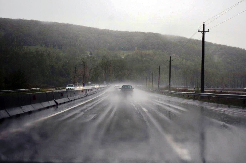 جاده های خراسان رضوی بارانی و لغزنده است
