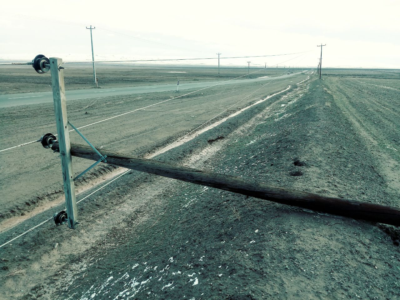 قطع برق 8 روستای بخش رخ  در اثر وزش باد شدید