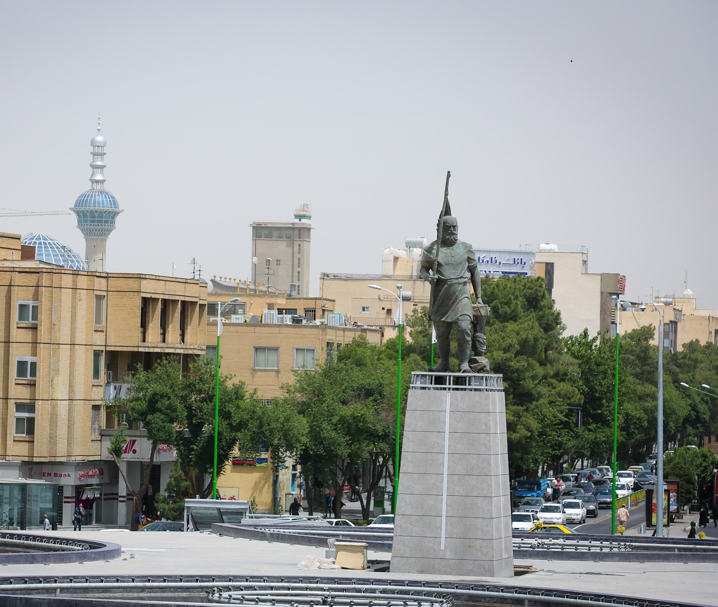 نصب تندیس کاوه آهنگر در میدان آزادی اصفهان
