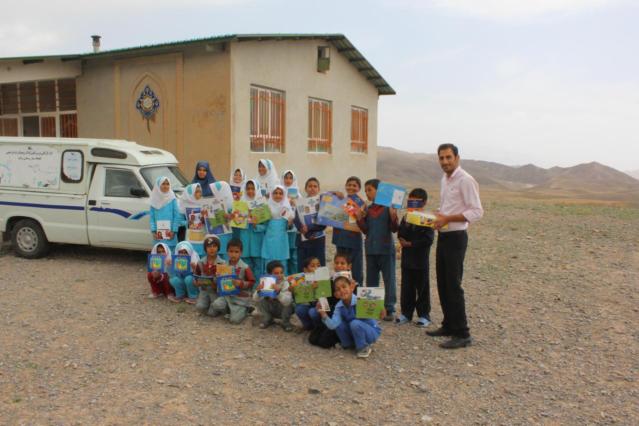 لبخند کودکان روستاهای مرزی با هدایای کانون پرورش