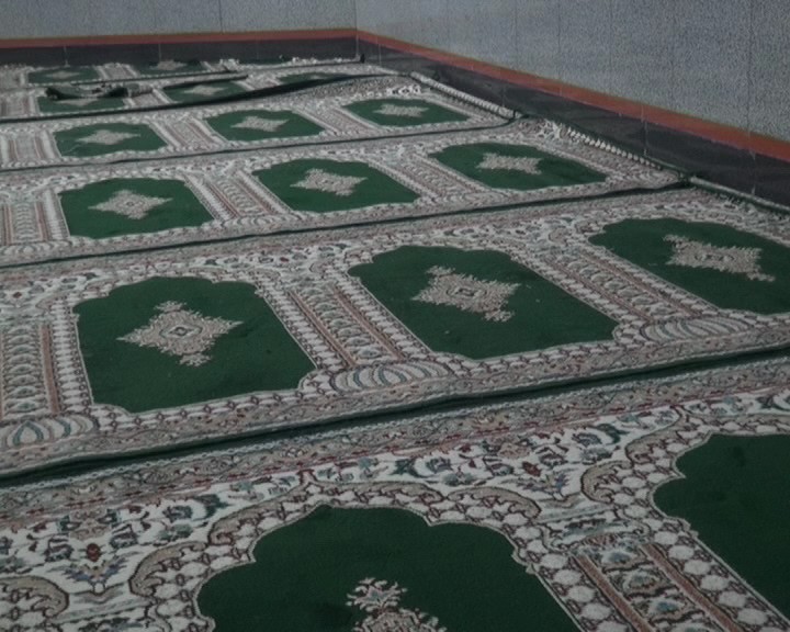 فرش کردن مسجد امیرالمومنین دیشموک به همت خیر دیشموکی