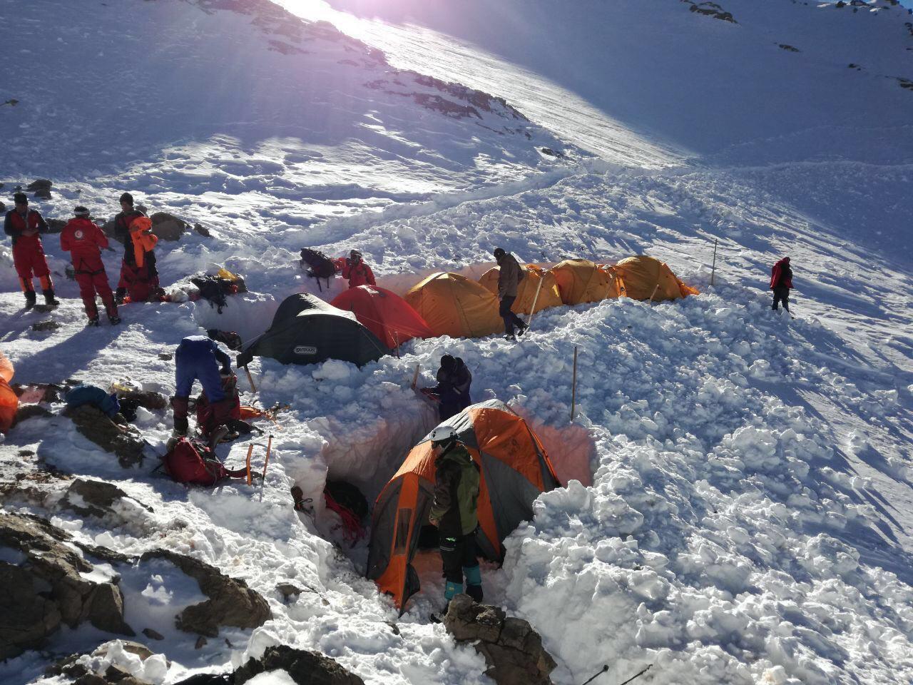 عملیات جستجو در ارتفاعات دنا همچنان پرمخاطره و پرهزینه