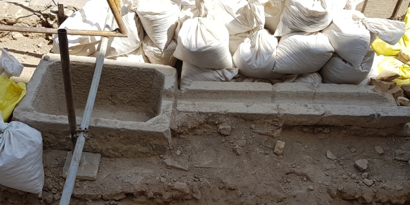 کشف آبراهه ای قدیمی و حوض سنگی در پشت بام ضلع شمالی عمارتعالی قاپو