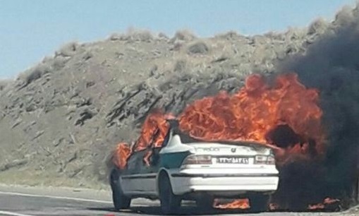 آتش گرفتن خودرو پلیس به دلیل نامعلوم در جاده جغتای - سبزوار