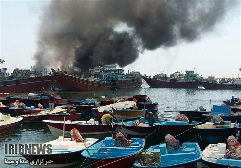 مهار آتش سوزی در اسکله کنگان