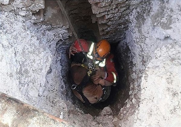 نجات چاه کن از عمق 23 متری چاه در کاشان