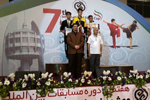 مدال طلا 3 فرم تالو بر گردن ایرانی ها