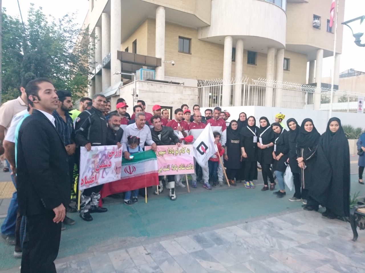 حمل پرچم مقدس جمهوري اسلامى ايران با حضور جامعه ورزش خراسان رضوى