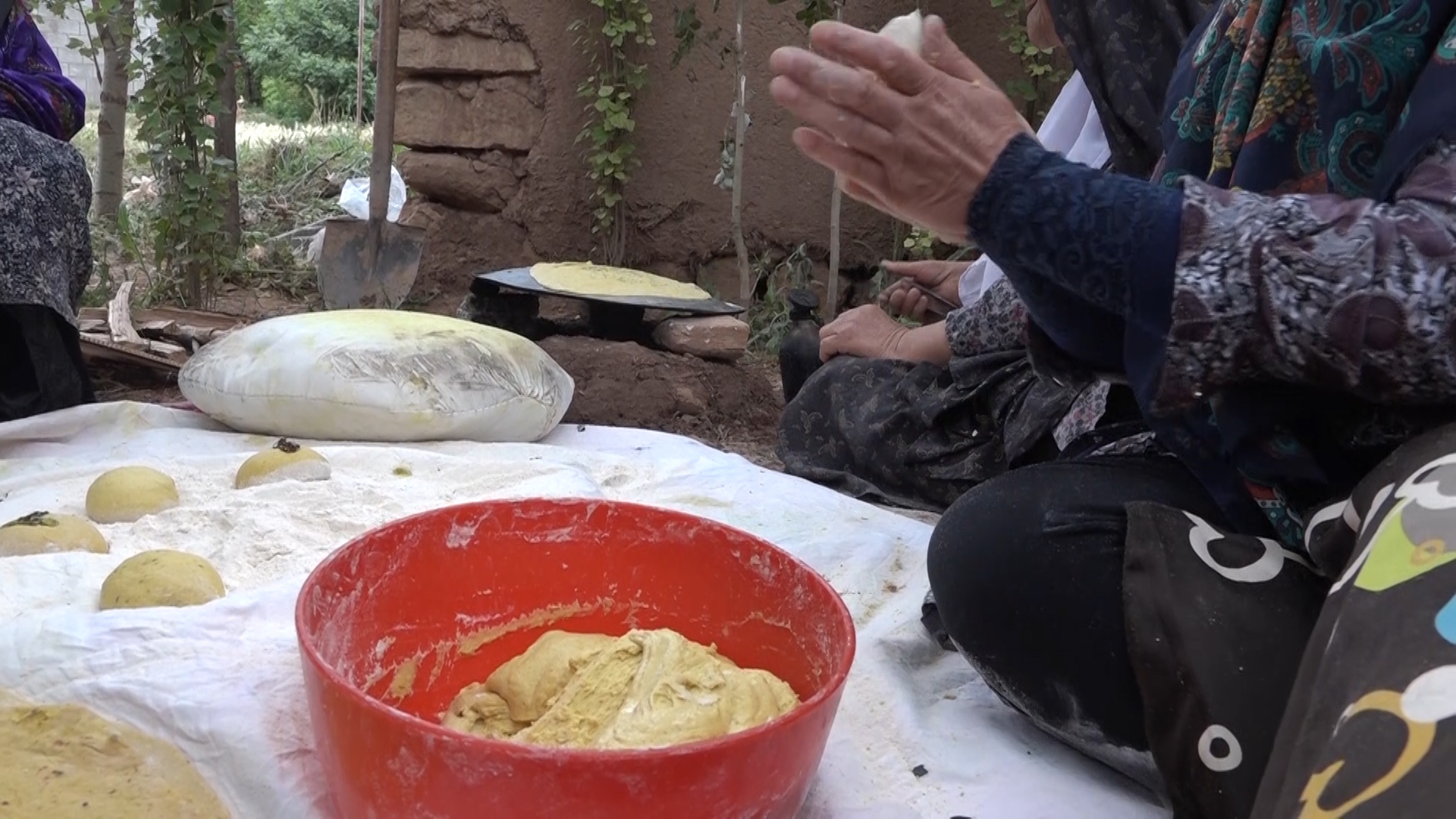 برگزاری جشنواره پخت غذای محلی در شهر جوشقان قالی