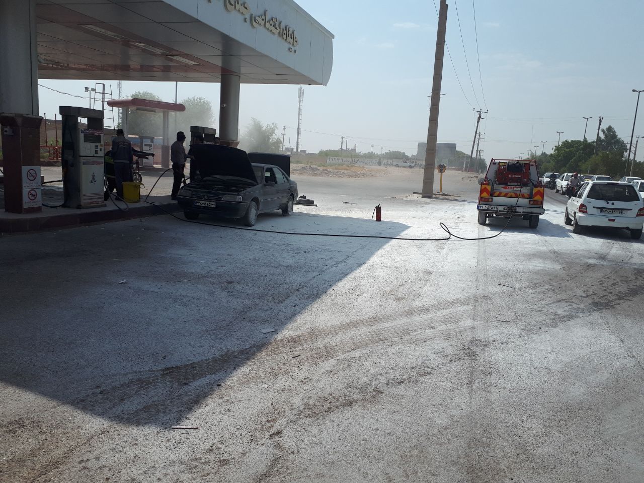 مهار حریق خودرو در یک جایگاه بنزین در دزفول