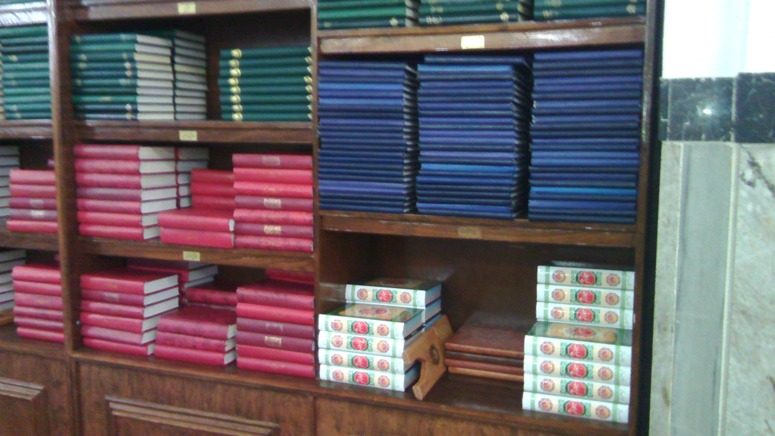 قفسه‎های کتاب زائر مزین به کتاب‎های گل یاس و مفاتیح الحیات