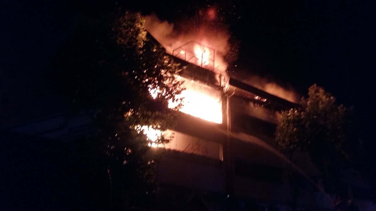مهار آتش سوزی یک ساختمان 3 طبقه در رشت