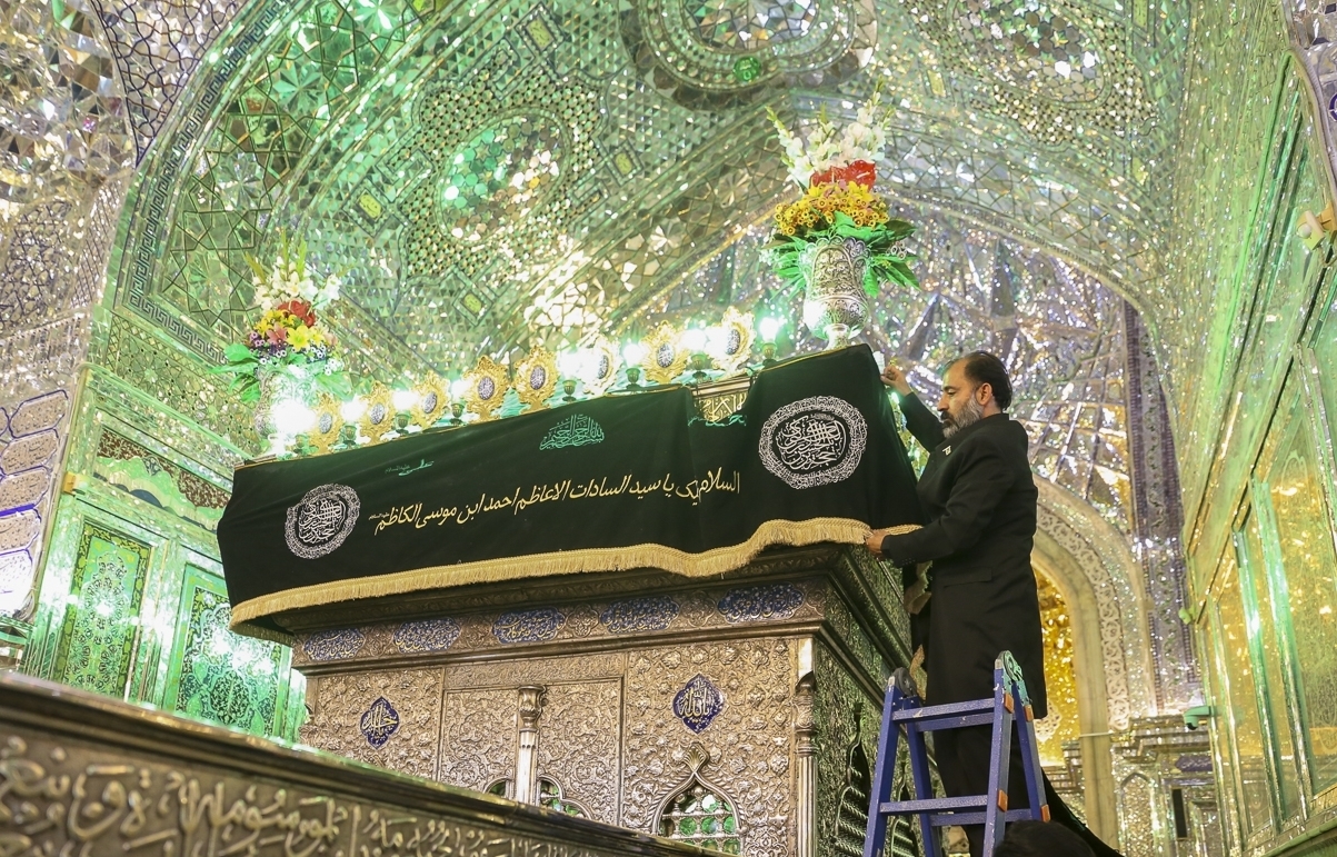 تعویض پرچم گنبد‌های آستان مقدس احمدی و محمدی (ع)