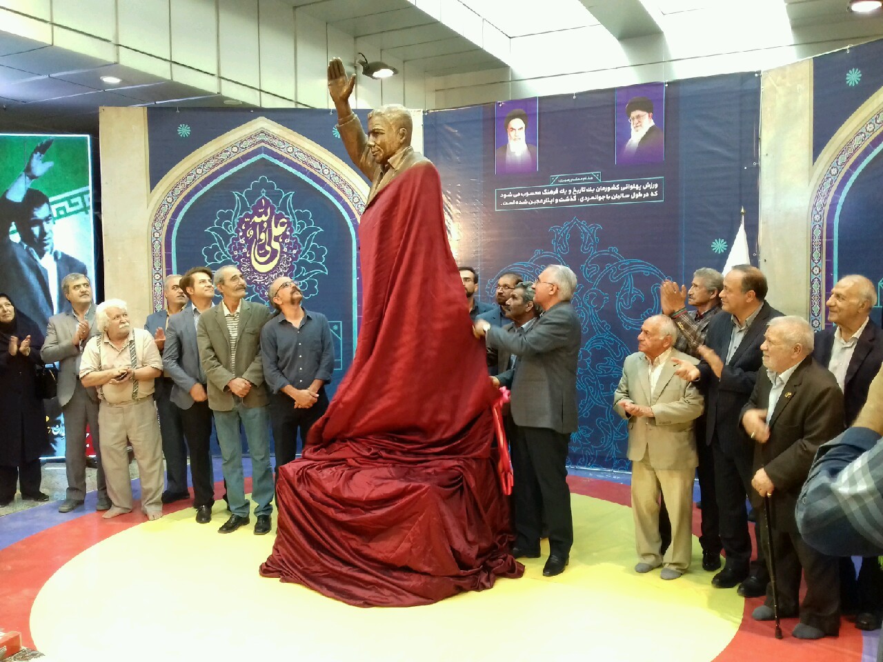 رونمایی از تندیس جهان پهلوان تختی در اصفهان