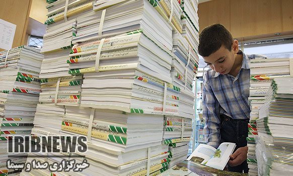 توزیع کتب درسی دانش‌آموزان در کتاب‌فروشی‌های زنجان