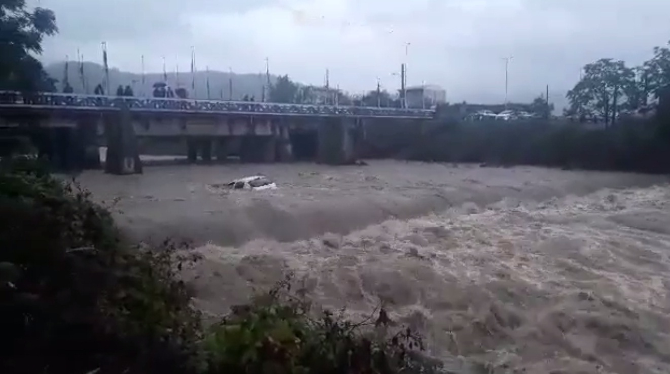 سقوط مرگبار خودرو به رودخانه حویق
