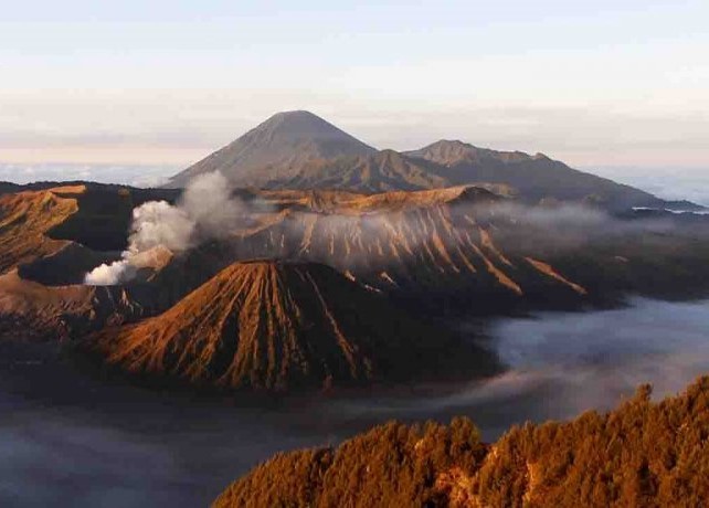 ۳۴۸ فوران آتشفشان در جزيره آناک کراکاتوي اندونزی ثبت شد