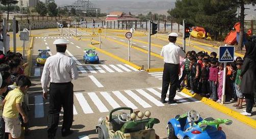 آموزش نکات راهنمایی و رانندگی در پارک ترافیک استان
