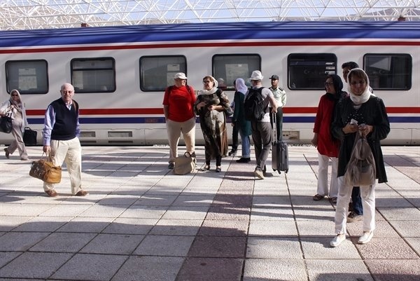 ورود گردشگران خارجی با قطار عقاب طلایی