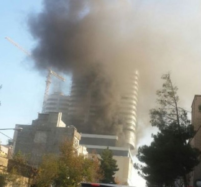 یک برج تجاری مسکونی در مشهد دچار آتش سوزی شد