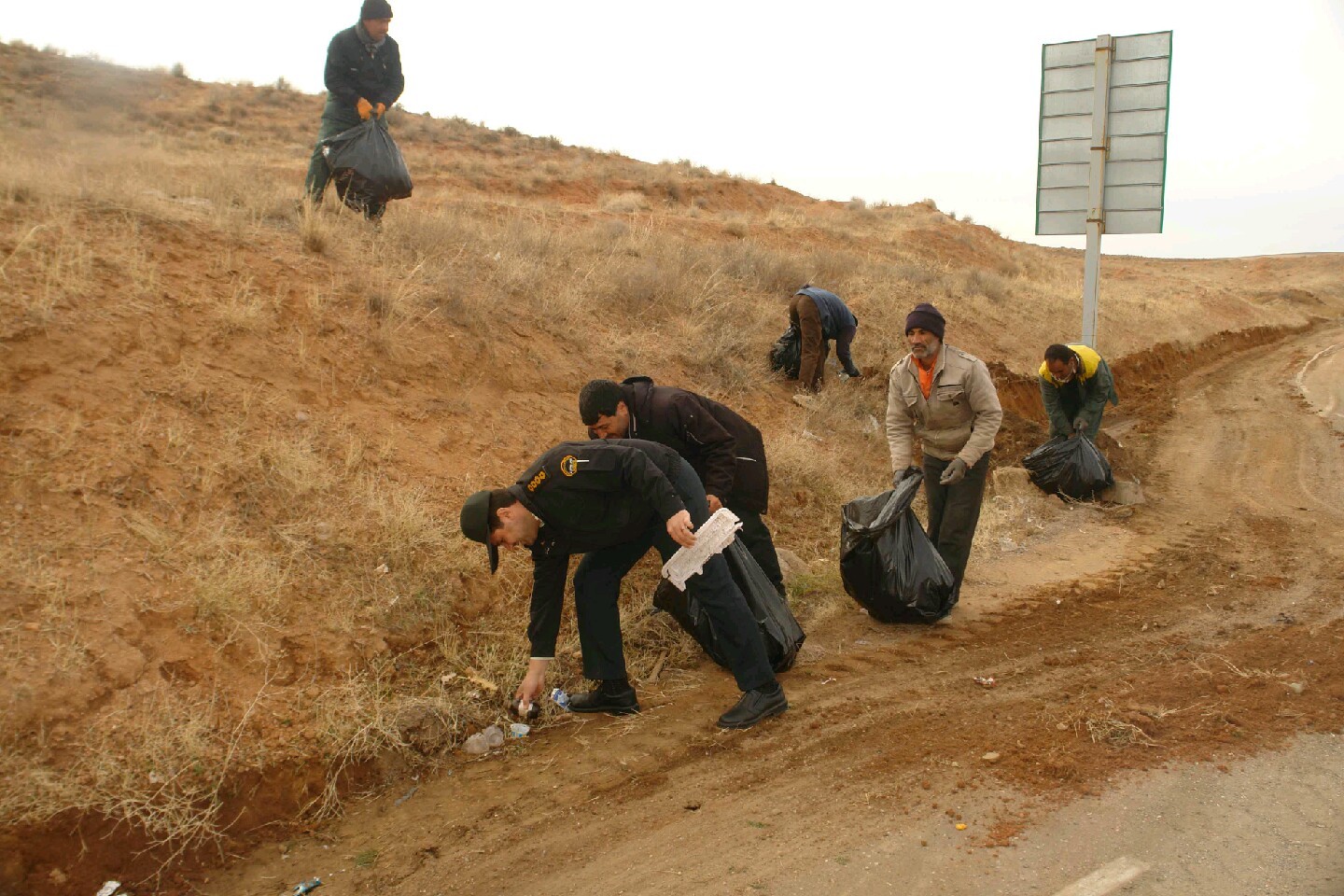 پاکسازی مسیر پیاده روی زائران پیاده در مسیر جاده ملک آباد_ مشهد