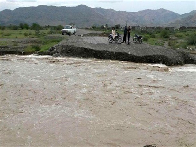 نجات محیط بانان ملکشاهی گرفتار در سیل