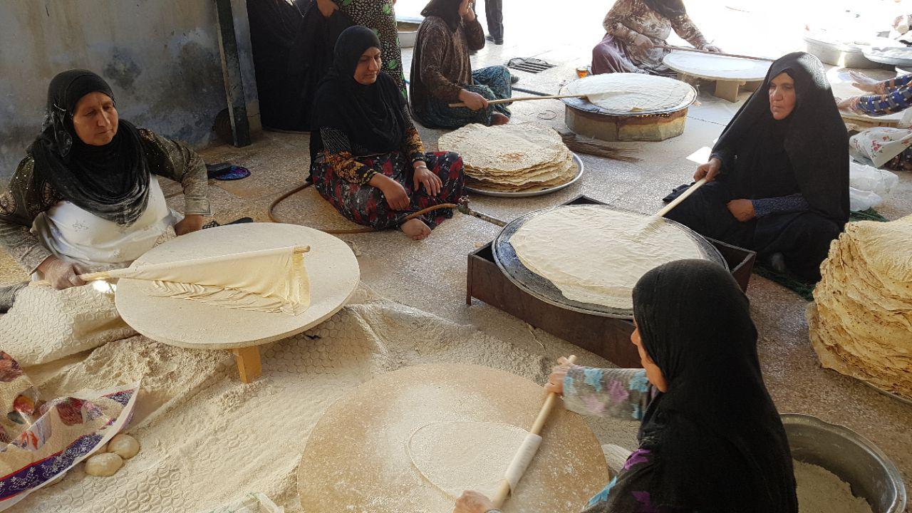 پخت نان محلی برای زائران اربعین حسینی در سرآسیاب یوسفی 