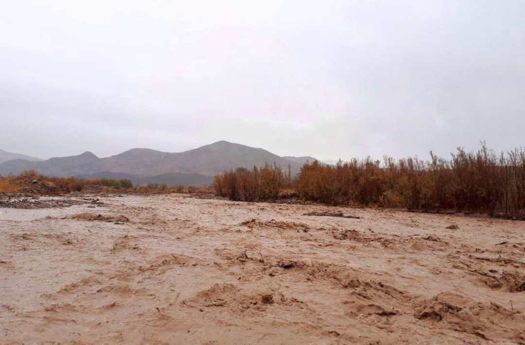 سیلاب جاده روستای چهار باغ نیشابور را مسدود کرد