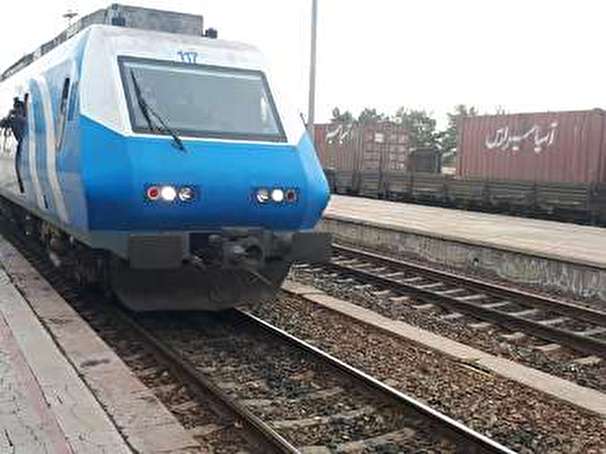 ورود قطار خط آهن قزوین – رشت به گیلان