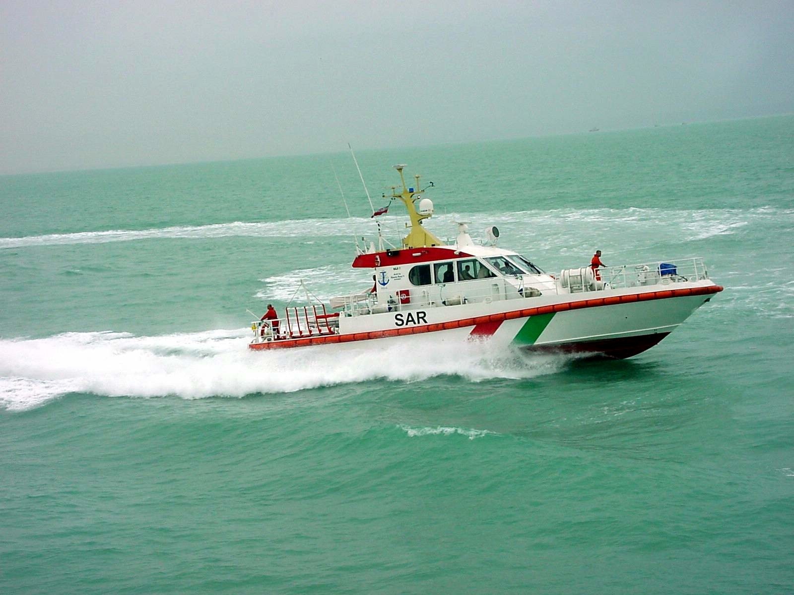 نجات ۶ سرنشین قایق صیادی سانحه دیده در آب‌های دریای عمان