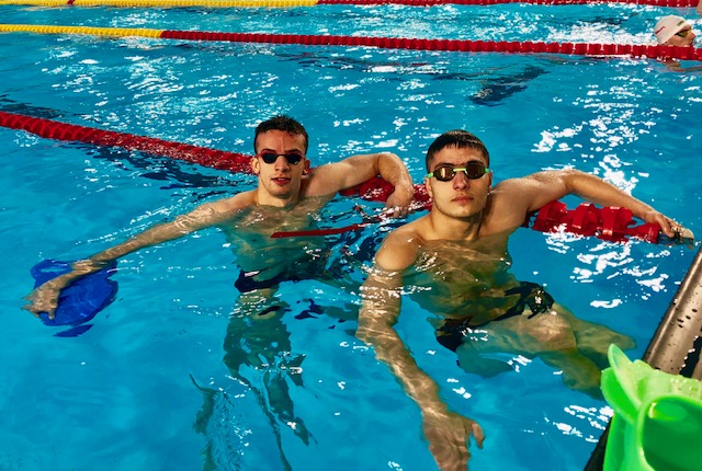 رقابت امرالهی با شناگران ۴۰۰ متر آزاد جهان