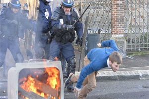 شکایت خبرنگاران از خشونت پلیس فرانسه