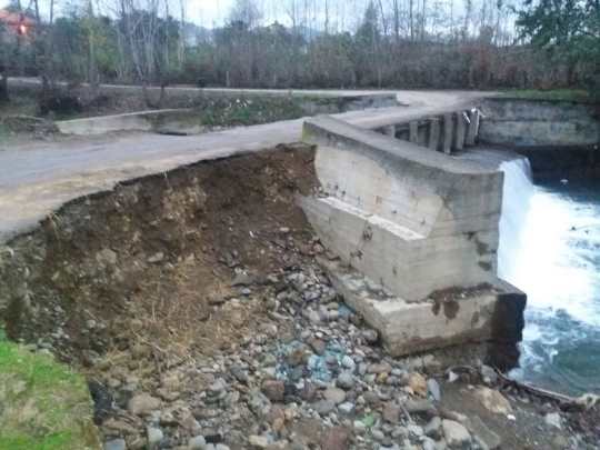 سقوط خودروی سواری در رودخانه