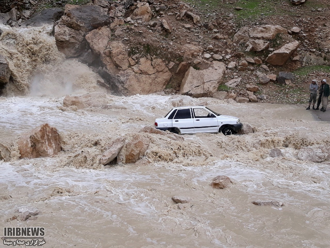 گرفتار شدن خودروی پراید در سیلاب و نجات راننده آن توسط نیروهای جمعیت هلال احمر در چرام