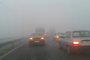 مه آلودگی وکاهش دید افقی در آزاد راه کاشان -قم