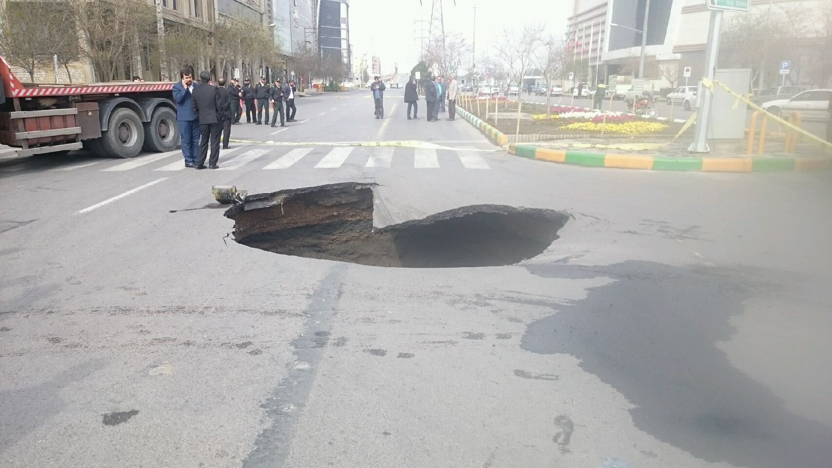 رطوبت ناشی از بارندگی و وجود قنات قدیمی باعث نشست زمین در مشهد شد