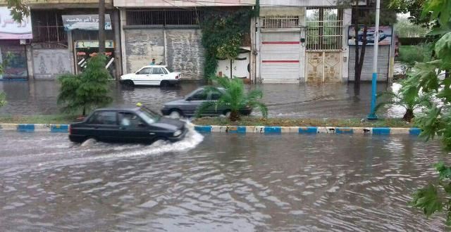 امداد رسانی خانواده گرفتار در آبگرفتگی مشهد