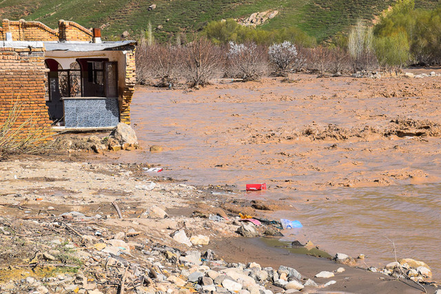 اعزام کارکنان بسیجی داوطلب صنعت آب و برق به مناطق سیل‌زده