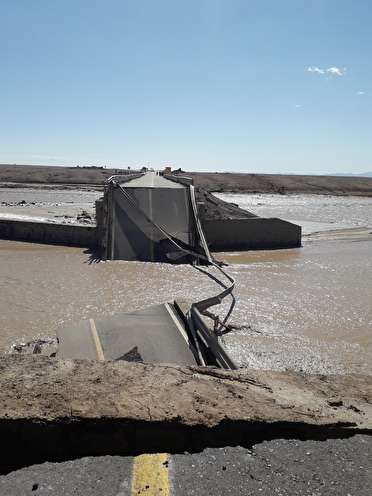 مسدود شدن 2 محور براثر شکستن پل در سیلاب  استان کرمان