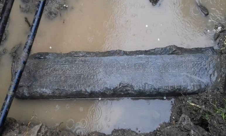کشف یک سنگ قبر تاریخی در چناران