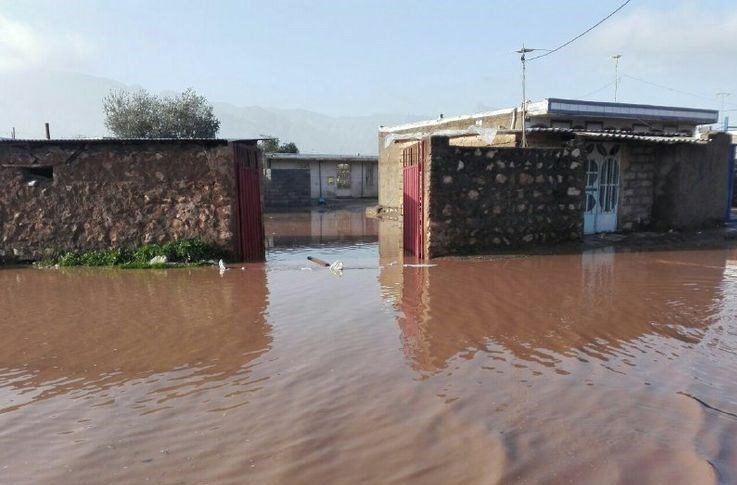 خدمت‌رسانی خادمان بخش روشنایی حرم رضوی به سیل زدگان