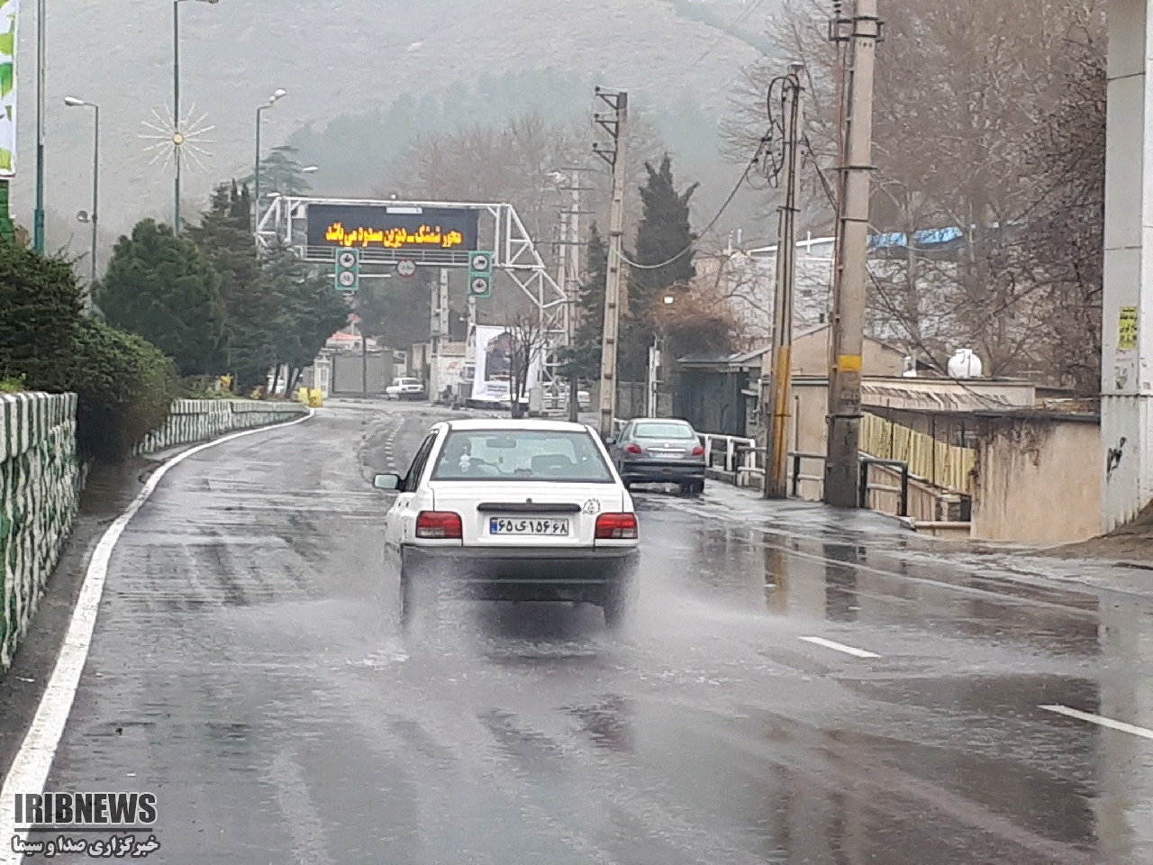 جاده لغزنده است رانندگان احتیاط کنند