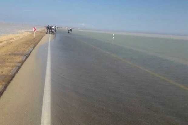 مسدود شدن جاده ساحلی گناوه به بوشهر به علت سیلاب