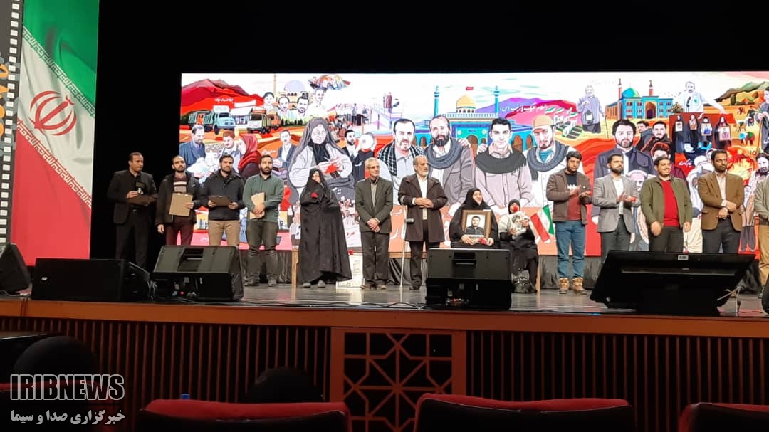 فانوس جشنواره عمار در دستان خبرنگار شیرازی