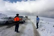 نجات سرنشینان ۷۰ خودروی گرفتار در برف تاراز