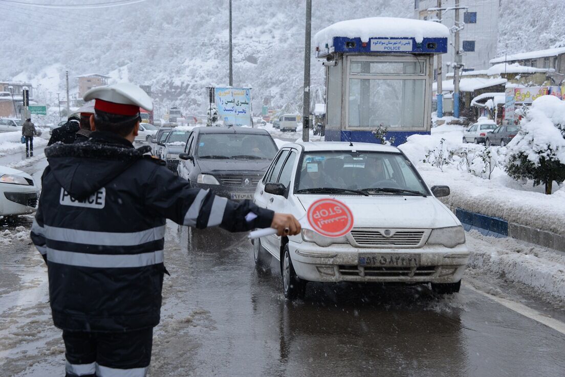 وقوع ۱۰۰ حادثه خودرویی درپی بارش برف در تایباد