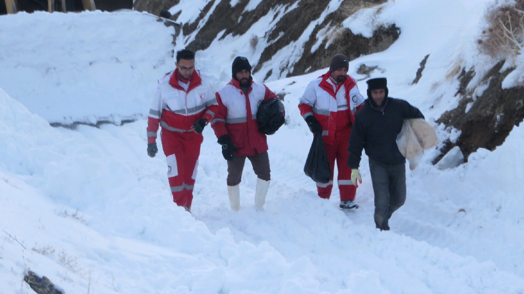 نجات خانواده گرفتار در برف در بایگ