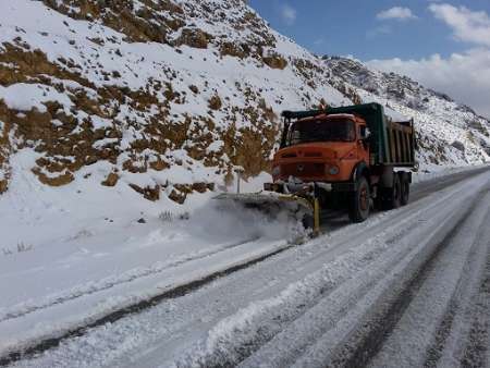 عملیات برف روبی در 240 کیلومتر راههای روستایی شهرستان زاوه